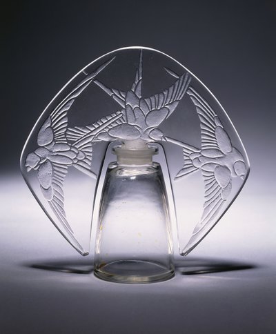 Bouchon Trois Hirondelles No. 496、c.1920（透明でつや消しガラス） 作： Rene Jules Lalique