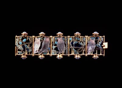 ゴールド、ガラス、エナメル、カルセドニーのフクロウと葉のブレスレット 作： Rene Jules Lalique