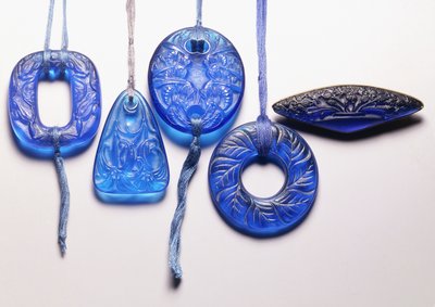 4つのターコイズガラスのペンダントと金メッキの金属で取り付けられたガラスのブローチ、 作： Rene Jules Lalique