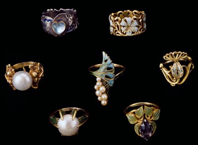 エナメル、オパール、パール、アメジスト、ブリリアントダイヤモンドをあしらった金、銀、銅のリング 作： Rene Jules Lalique