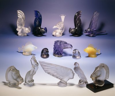 さまざまなガラスの車のマスコット（鳥、魚、馬、人間の頭） 作： Rene Jules Lalique