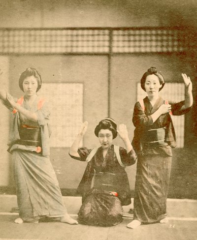 1896年頃に踊る少女たち（写真） 作： Renjo Shimooka