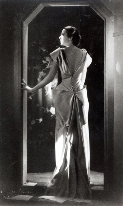 Madeleine Vionnet（1876-1975）がデザインしたドレス 作： Reutlinger Studio