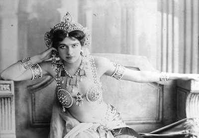 マタ・ハリ（1876-1917）1905 作： Reutlinger Studio