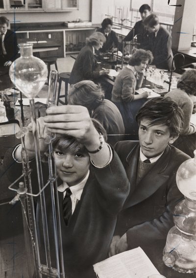 Sedgehill Comprehensive Schoolでの共学の科学クラス 作： John Pardon