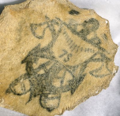海軍のバッジを彫った人間の皮膚（フランス 作： John Pardon