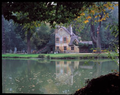 The Hameau de la Reine - The Hameau de la Reineの王妃の家 マリー・アントワネットは、ヴェルサイユ宮殿の公園内にあります。 作： Richard Mique