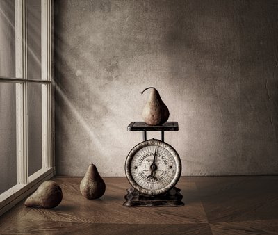 ヴィンテージの洋ナシと秤 作： 
