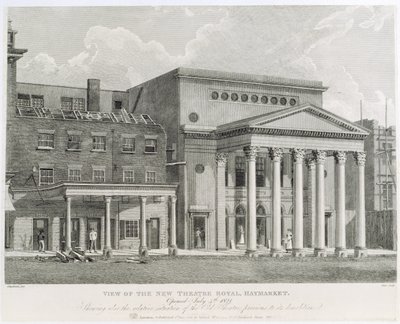 1821年7月4日にオープンした新しいシアターロイヤルヘイマーケットのビュー。デイルによって刻まれた解体前の古いシアターの相対的な状況も示しています。1822年 作： Robert Blemell Schnebbelie