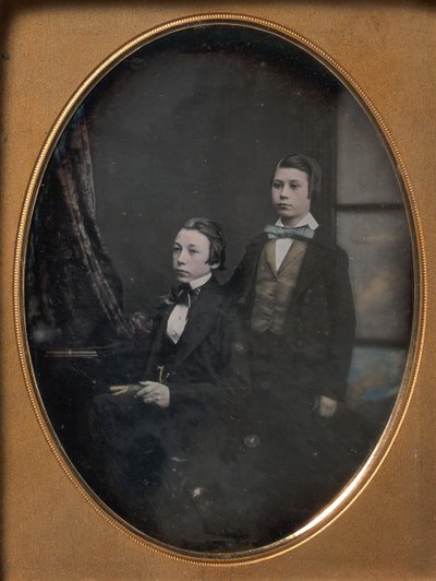 蝶ネクタイをした 2 人の若い男性、1 人は本を持って座っており、もう 1 人は立っている、1850 年代。 作： Robert Boning