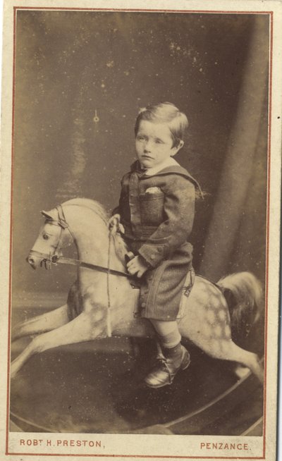 ロッキングホースに座っている少年、1870年代（アルブメンプリント） 作： Robert H. Preston