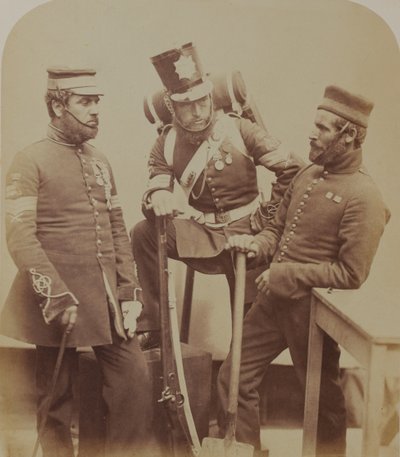 色軍曹J.スタントン、ケスターナイト、W。ブルース、ロイヤルサッパーズアンドマイナーズ、1856年（セピア写真） 作： Robert Howlett