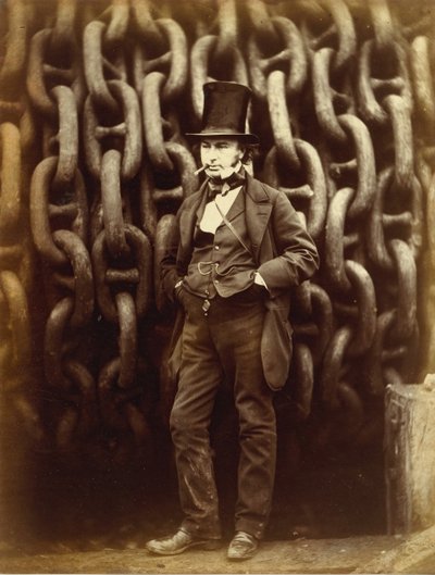 イザムバード・キングダム・ブルネルがグレート・イースタンの発射鎖の前に立っている... 1863-64年に印刷された. 作： Robert Howlett