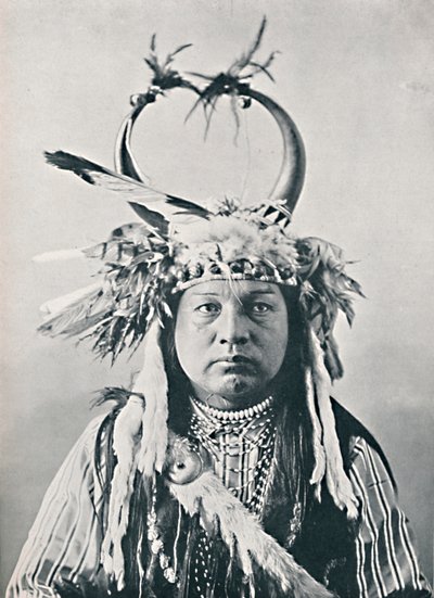 バッファローの角の頭飾りをしたネイティブアメリカン、1912 作： Robert Wilson Shufeldt