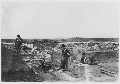 クリミア、迫撃砲台の静かな一日 作： Roger Fenton