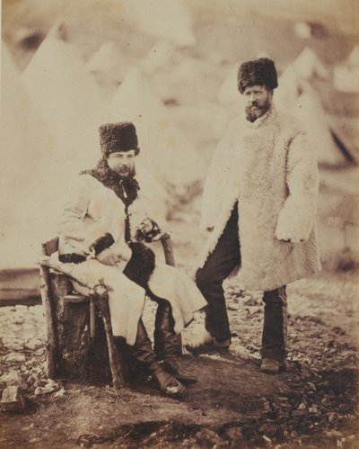 1855年のクリミア戦争に関連した52枚の写真のアルバムからのブラウンキャプテンキャプテン4（女王の所有）冬のドレスの軽竜騎兵と召使いの連隊 作： Roger Fenton
