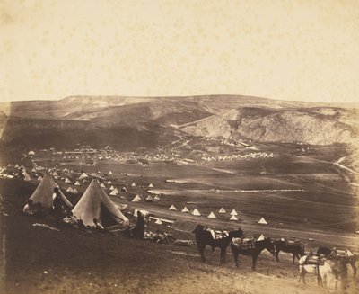 バラクラヴァ、騎兵キャンプ 作： Roger Fenton