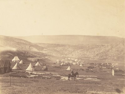セバストーポリ高原方面を見るバラクラの騎兵宿営地。 作： Roger Fenton