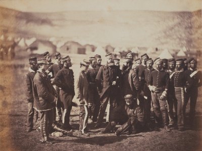 1855年のクリミア戦争に関連する52枚の写真のアルバムからのドハーティ大佐、軽竜騎士団の第13連隊の役員と男性 作： Roger Fenton