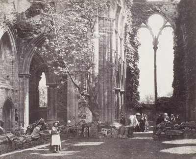 内部：ティンターン修道院 作： Roger Fenton