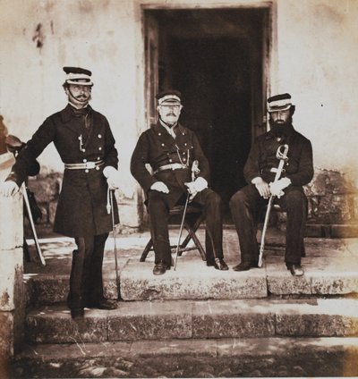 1855年のクリミア戦争に関連する52枚の写真のアルバムからのヘンリーフレデリクロッカー少将とその2人のスタッフ 作： Roger Fenton