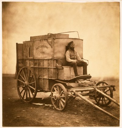クリミアでのマーカススパーリングの写真家ヴァン、1855年（塩写真） 作： Roger Fenton