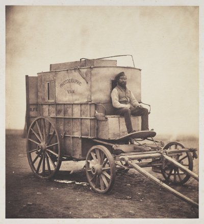 写真家のバン、クリミアでのマーカススパーリング、1855年 作： Roger Fenton