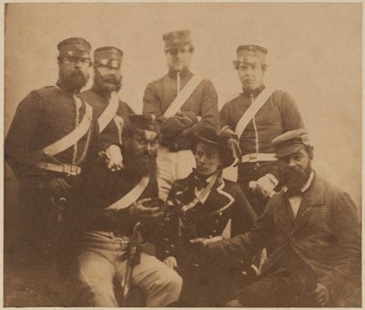 2人の将校と4人の男性、カンティニエール、クリミア、1855 作： Roger Fenton
