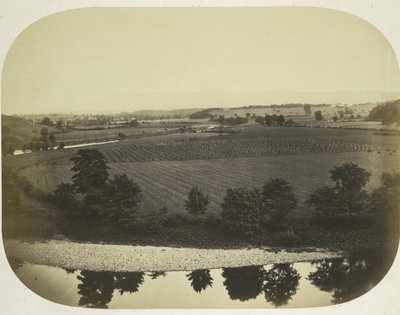 リブルの谷とペンドルの丘、1859 年。 作： Roger Fenton