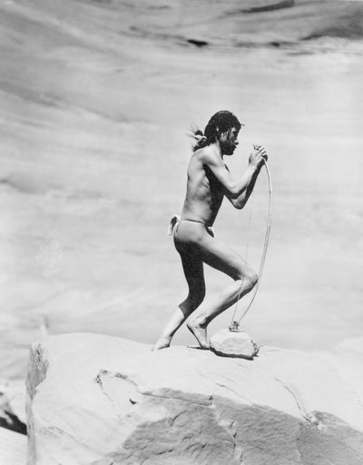 弓をひもでつなぐナバホインディアン、1913年頃（白黒写真） 作： Roland W. Reed