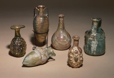 繊細なローマ風吹きガラスとカビ吹きガラスの化粧品フラスコのグループ、西暦1世紀 作： Roman