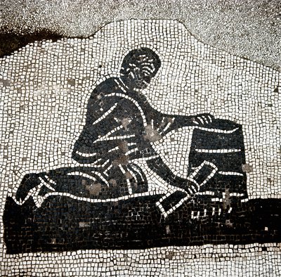 ブッシェルを詰める作業員（モザイク 作： Roman
