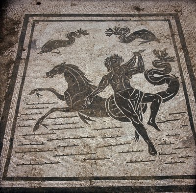 古代のオスティア（Ostia）。Place des Corporations（企業広場）。サブラータ船員公社のモザイク。天女と海馬。 作： Roman