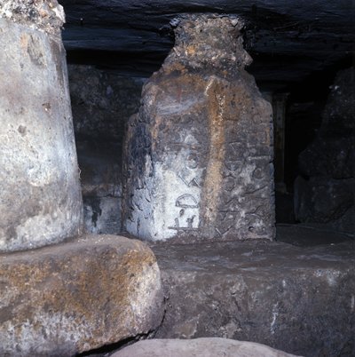 古代ローマ、アルカイック時代：ローマ広場のラピス・ニガー（黒い石）の下に建てられた神殿で、ラテン語で書かれた最古の碑文の一つがある。紀元前6世紀 イタリア 作： Roman