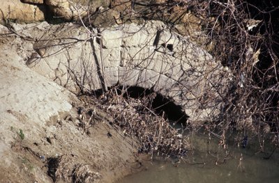古代ローマ、アルカイック時代：クロアカ・マキシマ（Cloaca MassimaまたはCloaque Maxime）の口からの眺め、排水溝の収集者は旧タルクインの時代に始まり、超絶タルクインの時代に終わる。紀元前6世紀 作： Roman