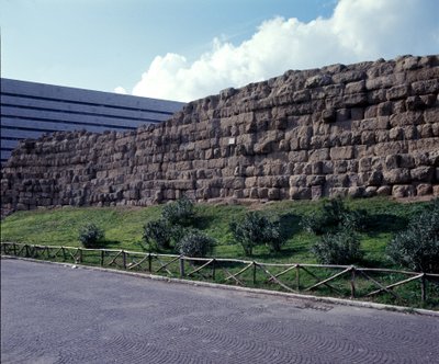 古代ローマ、アルカイック期：姉妹王セルヴィウス・トゥリウスが建設したローマ市の最初の囲いであるセルビアの壁（ムラ・セルヴィアン）の遺跡の風景。紀元前6世紀 イタリア 作： Roman