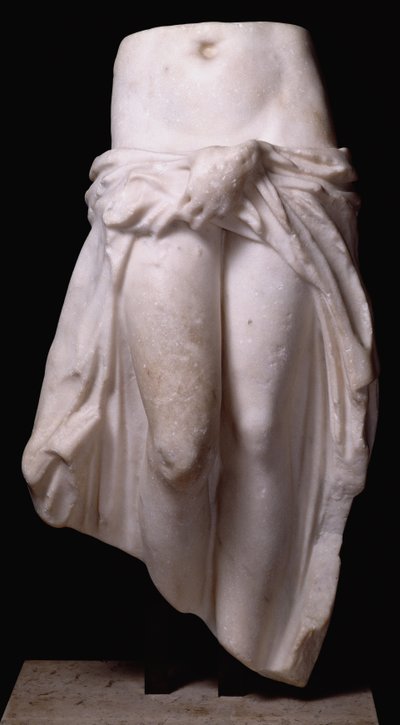 衣服を持つアフロディーテ トリポリ出土 前370～24年頃（大理石製 作： Roman