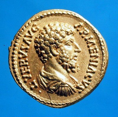 アウレウス（obverse）は、ルシウス・ヴェルス（AD 161-AD 169）の胸像がドレープとクイラッスをしている。(金)碑文。L VERVS AVG ARMENACVS 作： Roman