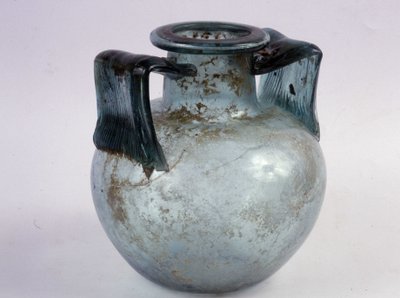 青いガラス製の骨壺、縞模様の持ち手。 作： Roman