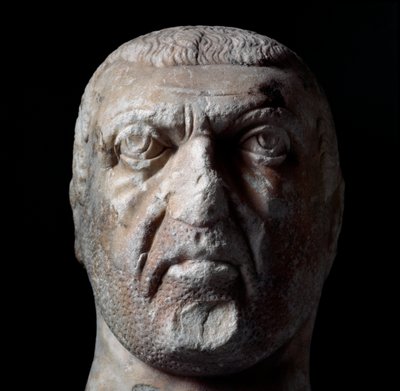 284年から305年までローマ皇帝を務めたディオクレティアヌス（Gaius Aurelius Valerius Diocletianus, 245-316）の胸像。大理石彫刻。キエーティ、アルケオロジー博物館 作： Roman