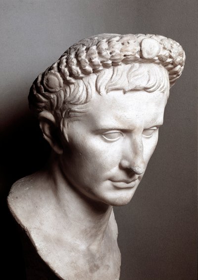 ローマ皇帝アウグストゥス（ガイウス・ユリウス・シーザー・オクタヴィアヌス）の胸像（紀元前63年～紀元後14年） ローマ、カピトリーニ美術館 - ローマ皇帝アウグストゥス（ガイウス・ユリウス・シーザー・オクタヴィアヌス）の胸像（紀元前63年～紀元後14年）。マーブル。カピトリーニ美術館（ローマ、イタリア 作： Roman