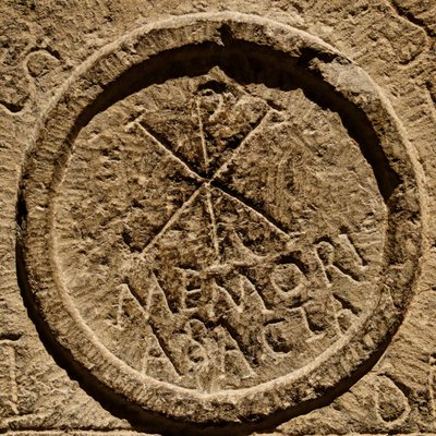 北アフリカ、西暦4世紀頃のイエスキリストの名前の略語を描いた祭壇の石の詳細 作： Roman