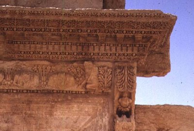 肖像画の胸像で飾られたエンタブラチャーの詳細、ローマ時代、2世紀 (写真) 作： Roman