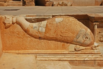 イルカの彫刻 リビア、サブラタのローマ劇場プロセニアムの浅浮彫り 紀元後2世紀 作： Roman
