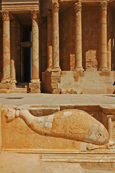 舞台前のイルカの彫刻、リビア、サブラタ、西暦190年頃 作： Roman