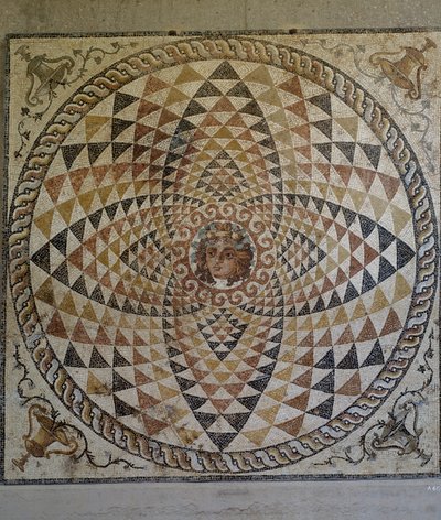 ギリシャ、コリントのローマ時代の別荘で発見されたディオニュソスを中央に配した幾何学模様のモザイク（ローマ文明、紀元後2世紀後半から3世紀前半）。 作： Roman