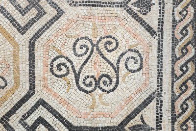 サン・ロッキーノ通りドムスの幾何学模様、紀元後2世紀（モザイク画） 作： Roman