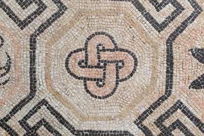サン・ロッキーノ通りドムスの幾何学模様、紀元後2世紀（モザイク画） 作： Roman