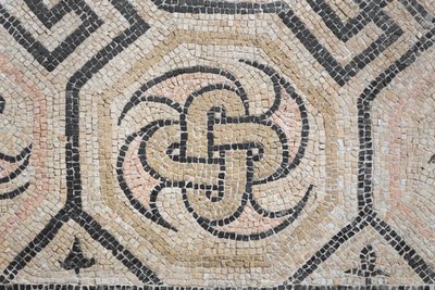 サン・ロッキーノ通りドムスの幾何学模様、紀元後2世紀（モザイク画） 作： Roman