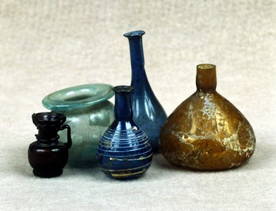 香水やバーム、軟膏などが入ったガラス瓶やバイアル。ローマ時代紀元1世紀JC. 作： Roman